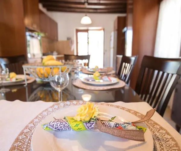 別荘 Droushia Corner House